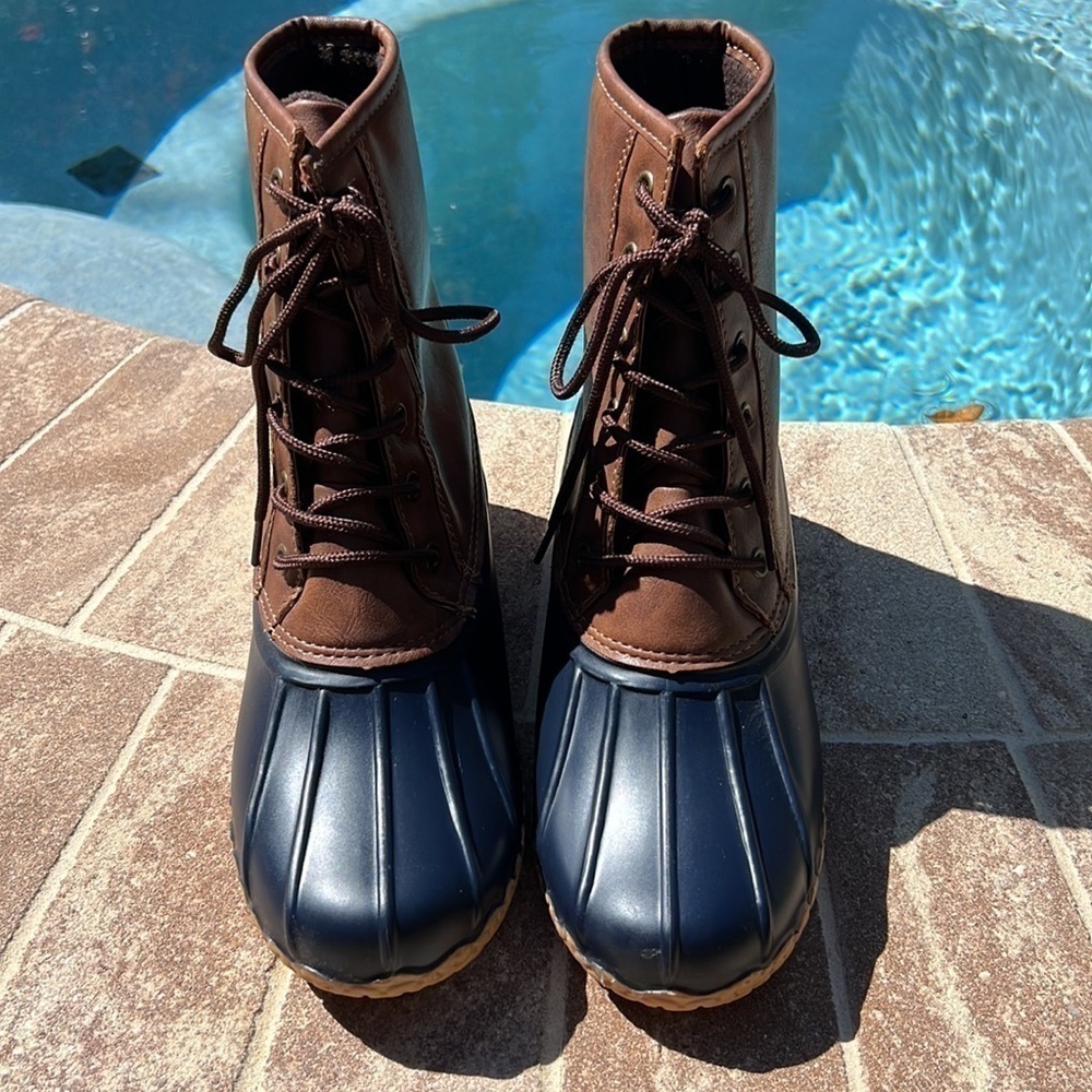 Waterproof Adam Duck Boots Tan leather, blue rubber on bottom Men’s Size 8 NWOT
